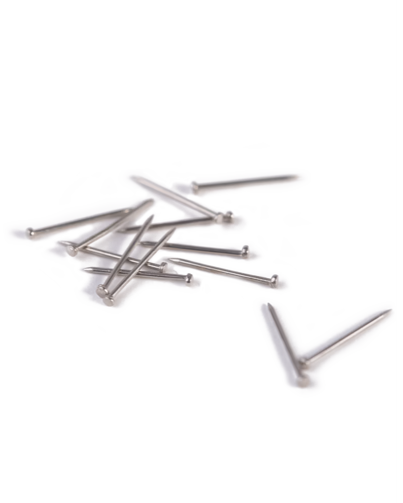 Mehrere silberne Nadeln zur Befestigung von Wandtöpfen – Montagezubehör für vertical pot Pflanzsysteme.