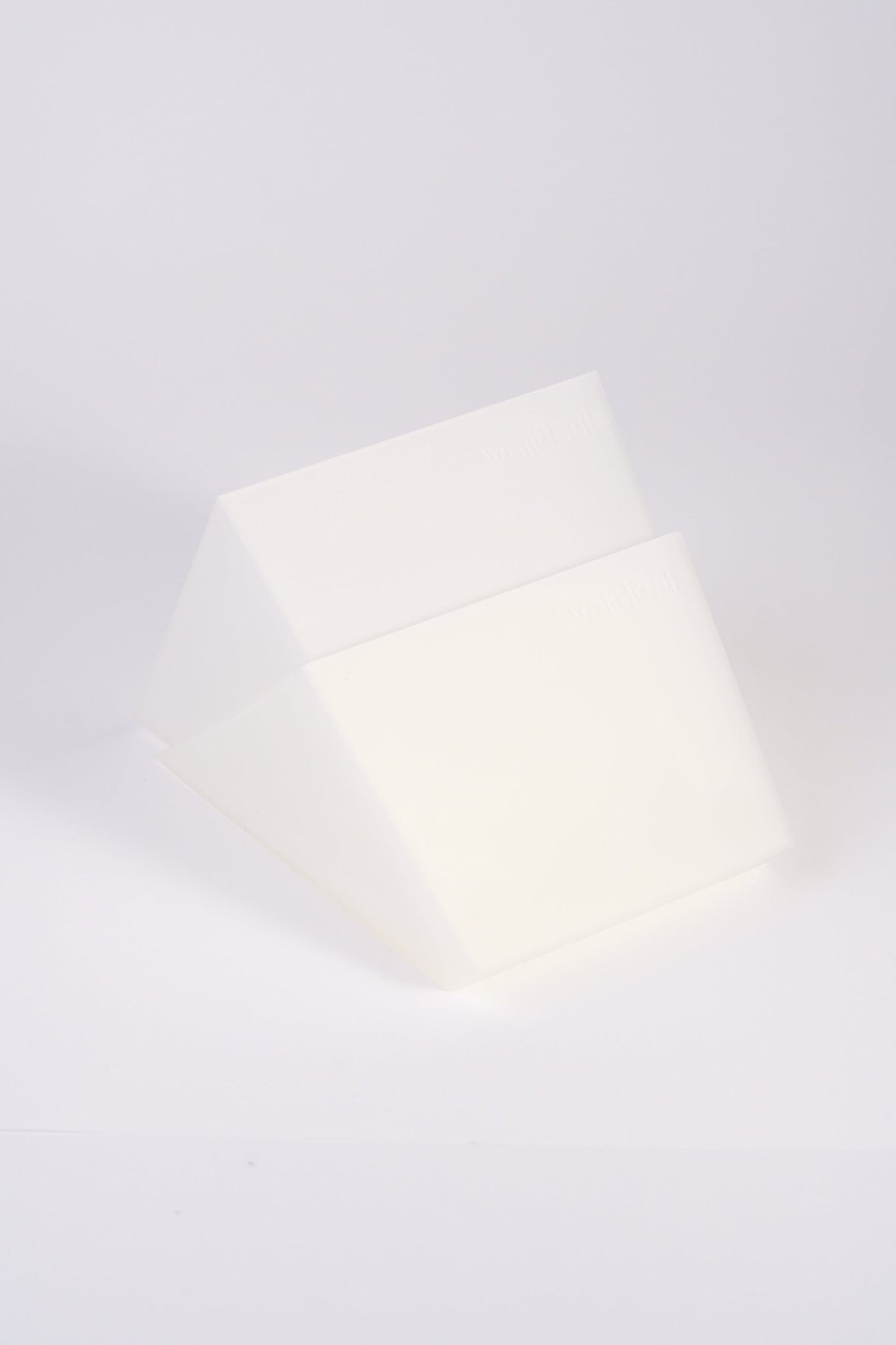 Freigestelltes Produktfoto des vertical dot Wandtopfs – zweiteiliges System mit Wasserauffang