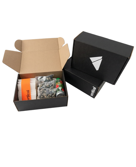 Schwarzer Geschenkkarton mit hesi Dünger, mineralischem Substrat und Blumentopf für die Wand