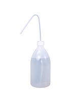 Transparente Gießhilfe groß aus Kunststoff mit gebogenem Ausgießer – präzises Gießen für Zimmerpflanzen und Pflanzen an der Wand