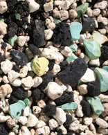 Mineralisches Substrat für Zimmerpflanzen in Nahaufnahme – strukturierte Steinchen für optimale Drainage